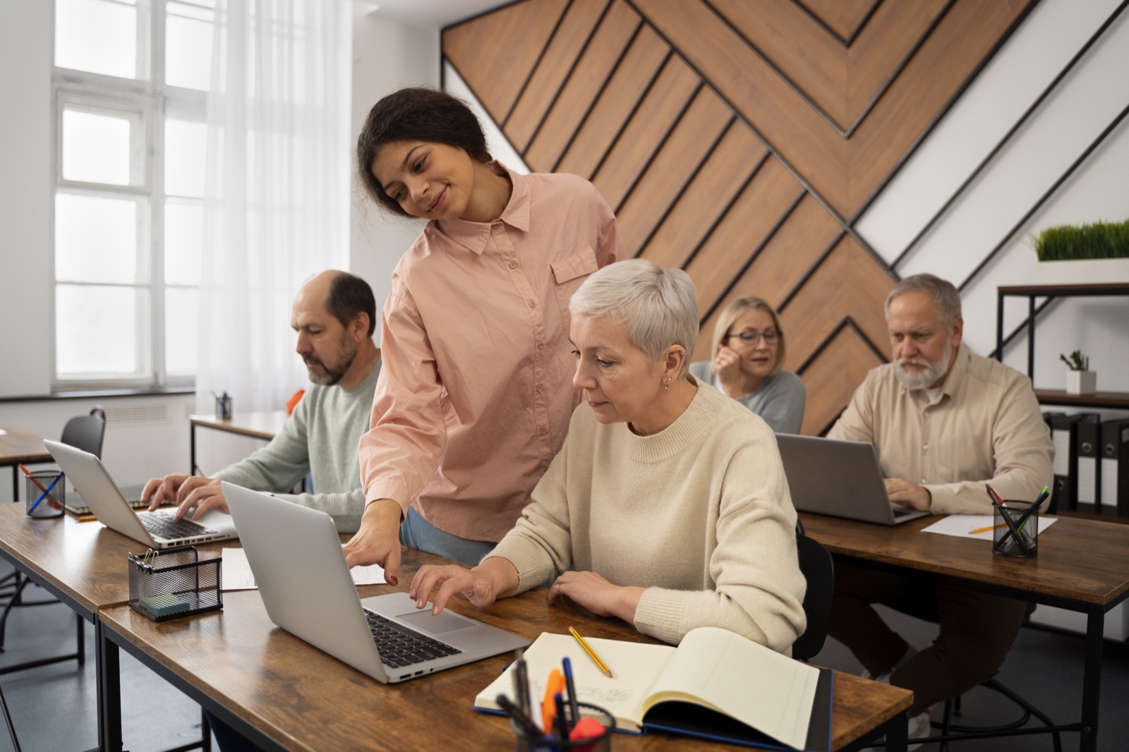Personas mayores aprendiendo habilidades digitales en un taller